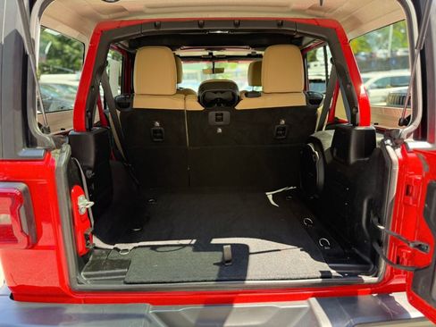 Used 2018 Jeep Wrangler Unlimited Sahara AWD/4WD image 28