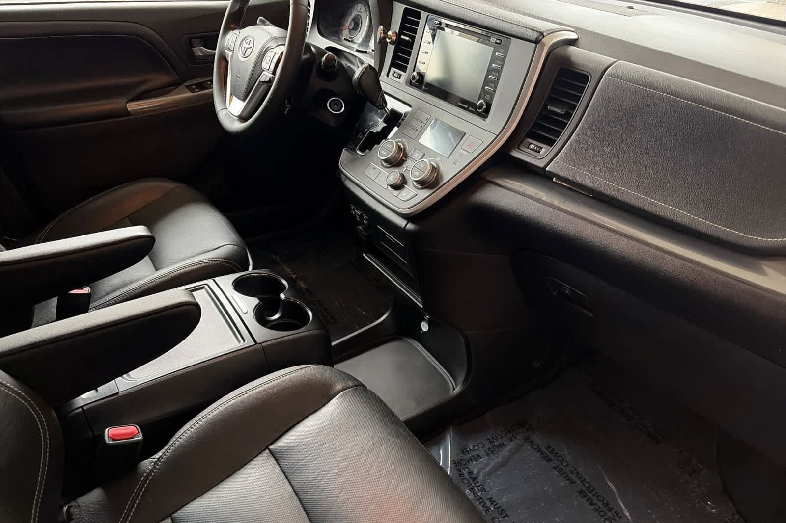 Used 2020 Toyota Sienna SE w/ Preferred Accessory Package FWD image 17