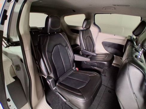 Used 2024 Chrysler Pacifica Touring-L FWD image 14