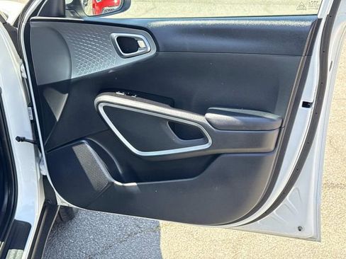 Used 2025 Kia Soul LX w/ LX Technology Package image 8