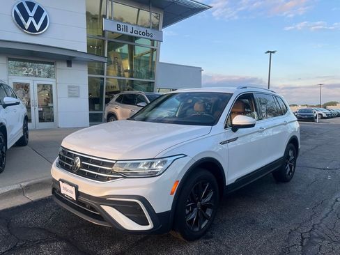 Used 2023 Volkswagen Tiguan SE w/ Panoramic Sunroof Package AWD/4WD image 2