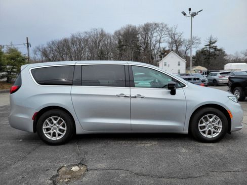 Used 2024 Chrysler Pacifica Touring-L image 6