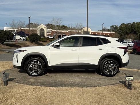 Used 2025 Chevrolet Trax LT w/ LT Convenience Package image 4