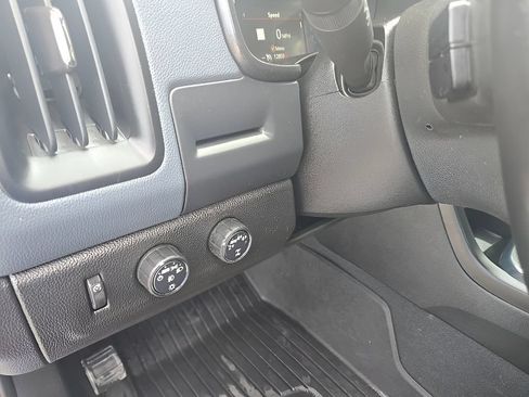 Used 2022 Chevrolet Colorado Z71 AWD/4WD image 17