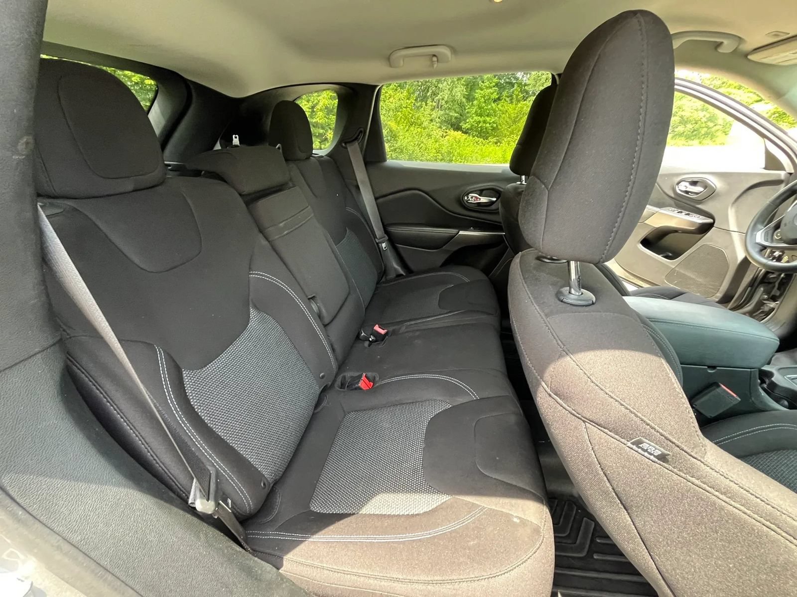Used 2019 Jeep Cherokee Latitude w/ Popular Appearance Group FWD image 21