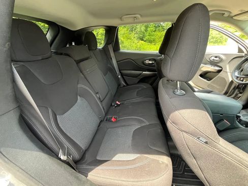 Used 2019 Jeep Cherokee Latitude w/ Popular Appearance Group FWD image 21