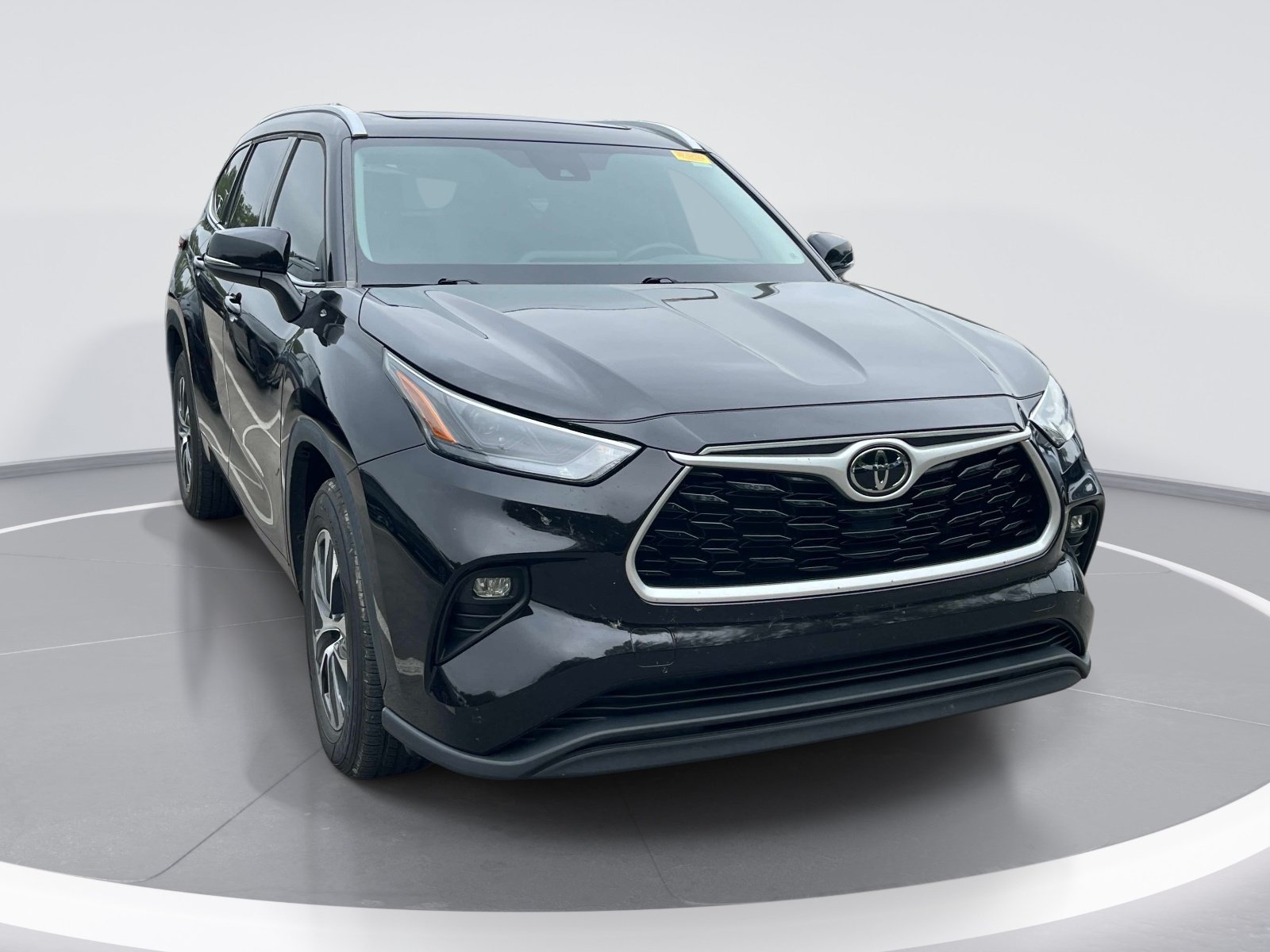 Used 2022 Toyota Highlander XLE FWD image 2