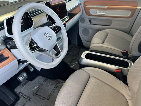 Used 2025 Volkswagen ID. Buzz 1st Edition RWD image 9