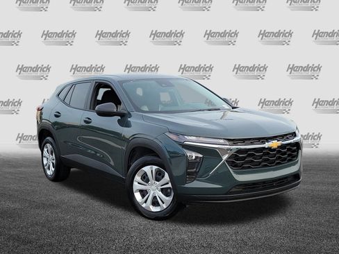 Used 2025 Chevrolet Trax LS FWD image 2
