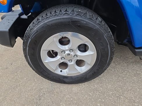 Used 2015 Jeep Wrangler Unlimited Sahara w/ Connectivity Group image 25