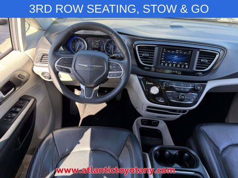 Used 2020 Chrysler Pacifica Touring-L image 9