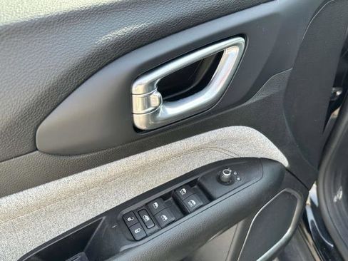 Certified 2022 Jeep Compass Latitude image 17