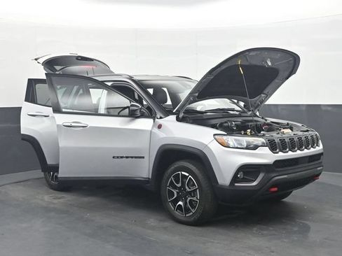 Used 2025 Jeep Compass Trailhawk AWD/4WD image 35