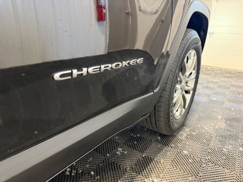 Used 2019 Jeep Cherokee Latitude Plus w/ Cold Weather Group AWD/4WD image 30