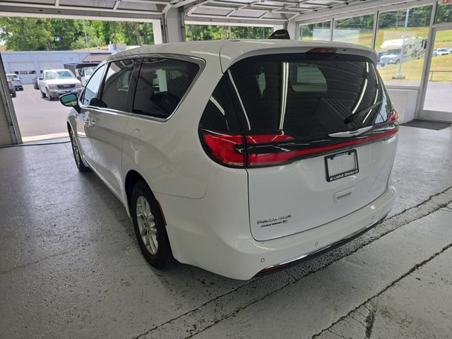 Used 2024 Chrysler Pacifica Touring-L FWD image 3