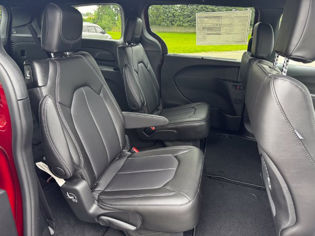 New 2027 Chrysler Pacifica Select FWD image 15