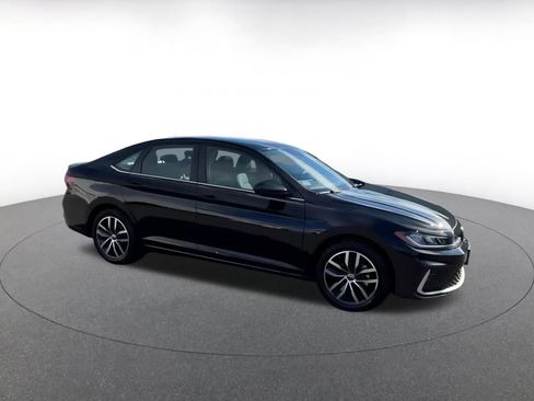 Used 2025 Volkswagen Jetta SE image 2