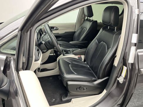 Used 2023 Chrysler Pacifica Touring-L FWD image 8