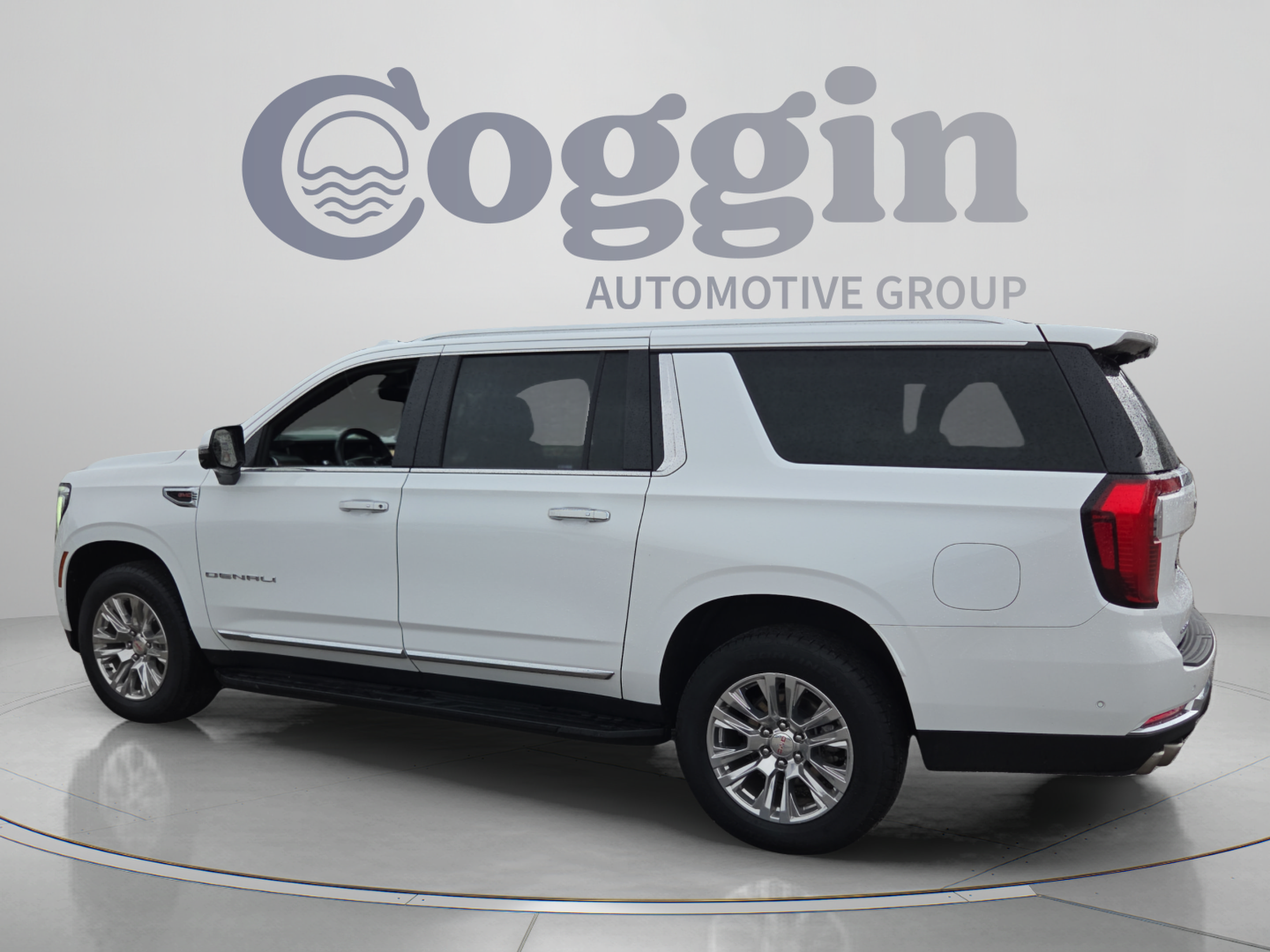 Used 2025 GMC Yukon XL Denali AWD/4WD image 3