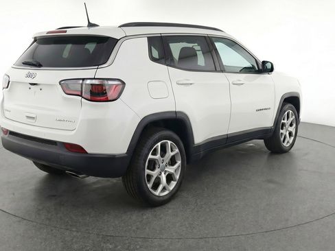 Used 2025 Jeep Compass Latitude AWD/4WD image 9