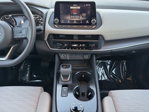 Used 2023 Nissan Rogue SV image 2