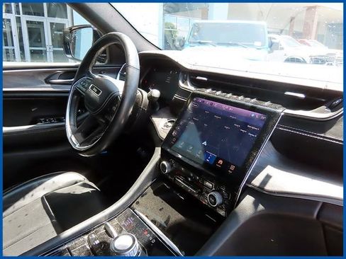 Certified 2022 Jeep Grand Cherokee L Overland w/ Luxury Tech Group IV AWD/4WD image 8