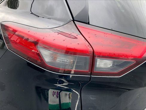 Used 2023 Nissan Rogue SV image 27