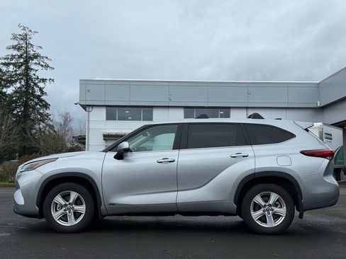Used 2023 Toyota Highlander LE image 2