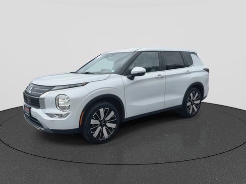 Used 2025 Mitsubishi Outlander SE image 5