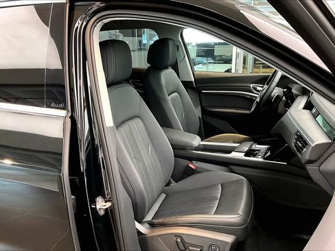 Used 2024 Audi Q8 e-tron Premium Plus w/ Premium Plus Package image 8