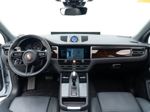 Certified 2025 Porsche Macan AWD/4WD image 18