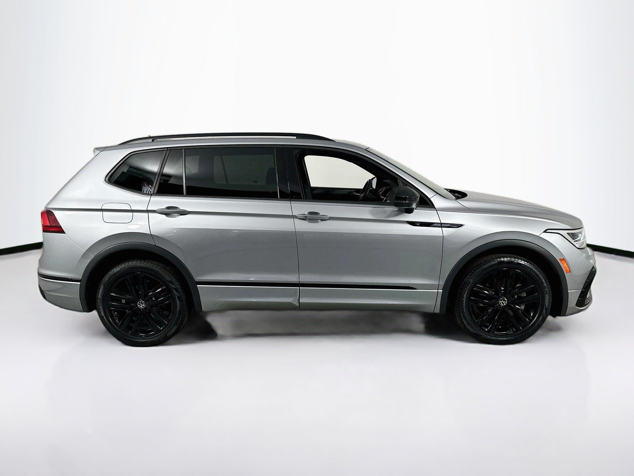 Used 2022 Volkswagen Tiguan SE R-Line FWD image 4