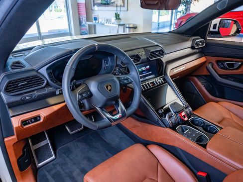 Used 2022 Lamborghini Urus image 9