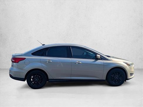 Used 2018 Ford Focus SE FWD image 4