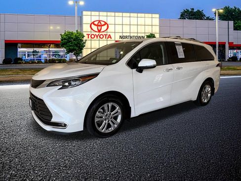Used 2024 Toyota Sienna Platinum AWD/4WD image 2