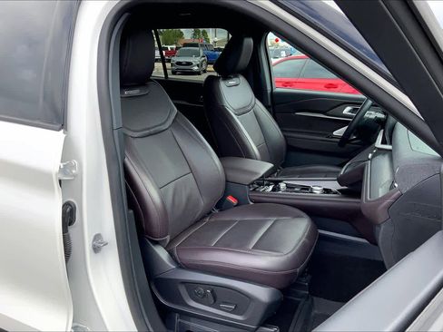 Certified 2025 Ford Explorer Platinum image 8