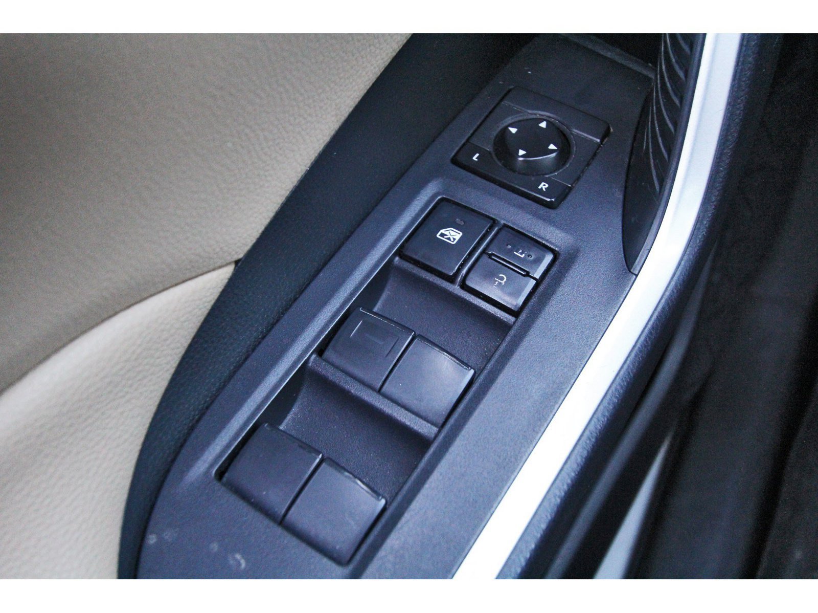 Used 2019 Toyota RAV4 XLE w/ Convenience Package FWD image 21