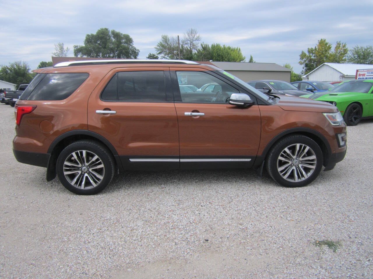 Used 2017 Ford Explorer Platinum AWD/4WD image 2