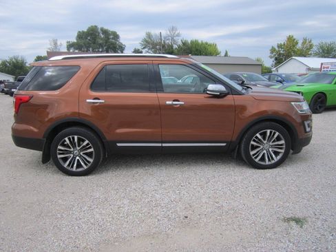 Used 2017 Ford Explorer Platinum AWD/4WD image 2