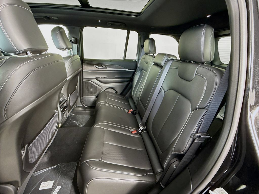 Certified 2025 Jeep Grand Cherokee Limited w/ Luxury Tech Group II RWD image 27