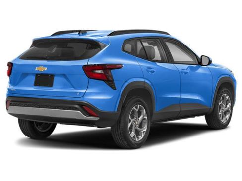 Used 2024 Chevrolet Trax RS w/ Driver Confidence Package FWD image 2