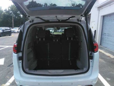 Used 2023 Chrysler Pacifica Touring-L FWD image 6