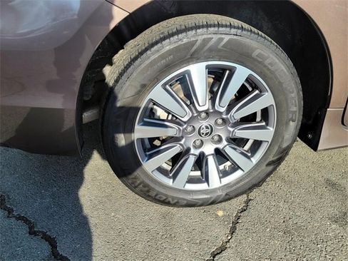 Used 2020 Toyota Sienna LE image 10