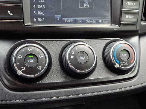 Used 2017 Toyota RAV4 LE AWD/4WD image 17