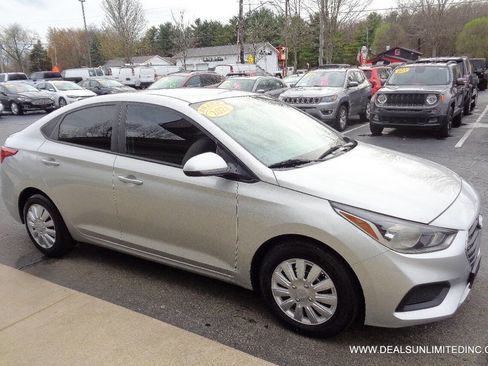 Used 2021 Hyundai Accent SE image 2