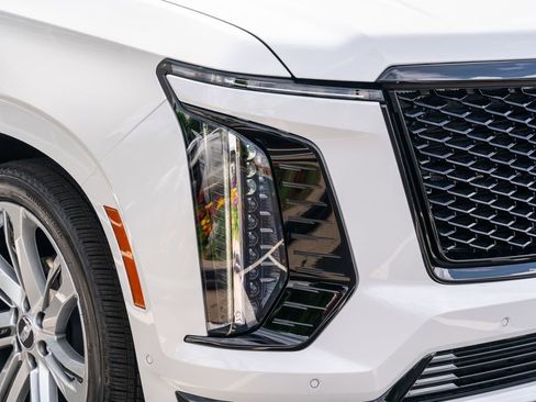Used 2025 Cadillac Escalade ESV Sport w/ Touring Package AWD/4WD image 8