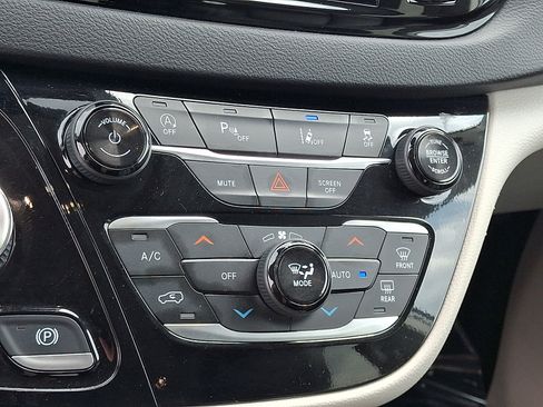 Used 2024 Chrysler Pacifica Touring-L FWD image 18