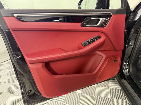 Used 2025 Porsche Macan S image 14