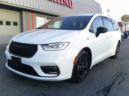 Used 2024 Chrysler Pacifica Select image 10