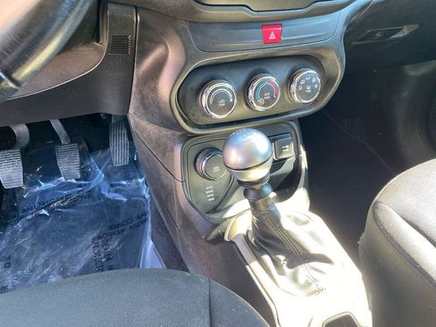 Used 2017 Jeep Renegade Latitude image 26